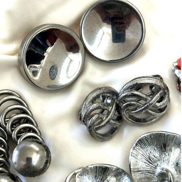 Set of 5 Vintage Silver Tone Clip on Earrings - Picture 5 of 6